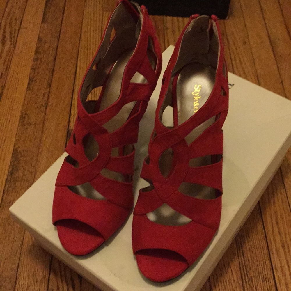 Red Style & Co Pumps